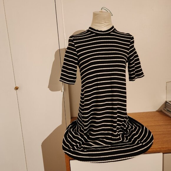 Uniqlo tee style black and white striped dress size Sm - Picture 3 of 6